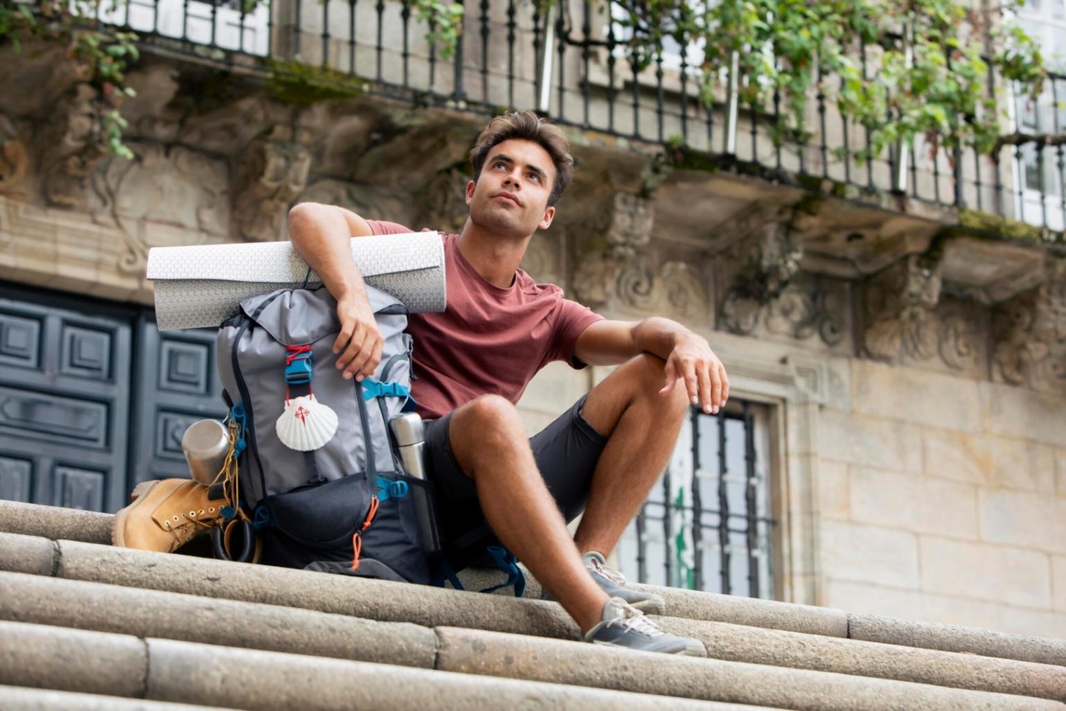 Estudiante planificando presupuesto mensual con documentos y calculadora